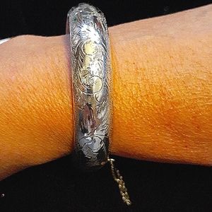 Vintage 925 THAI Etched sterling bangle w/locking end and safety chain 1/2" wide